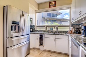 ثلاجة، ميكروويف، فرن، غسالة أطباق