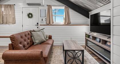 Charming 1-bedroom apartment in Fredericksburg overlooking Jenschke Orchards.