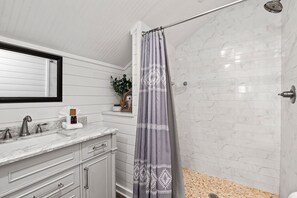 Haartrockner, Handtücher, Seife, Toilettenpapier