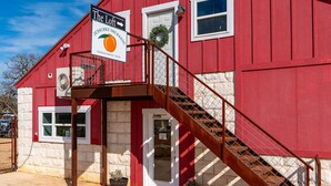 Un edificio rojo con un letrero que dice 'The Loft Jenschke Orchards' y una escalera que lleva a la entrada.