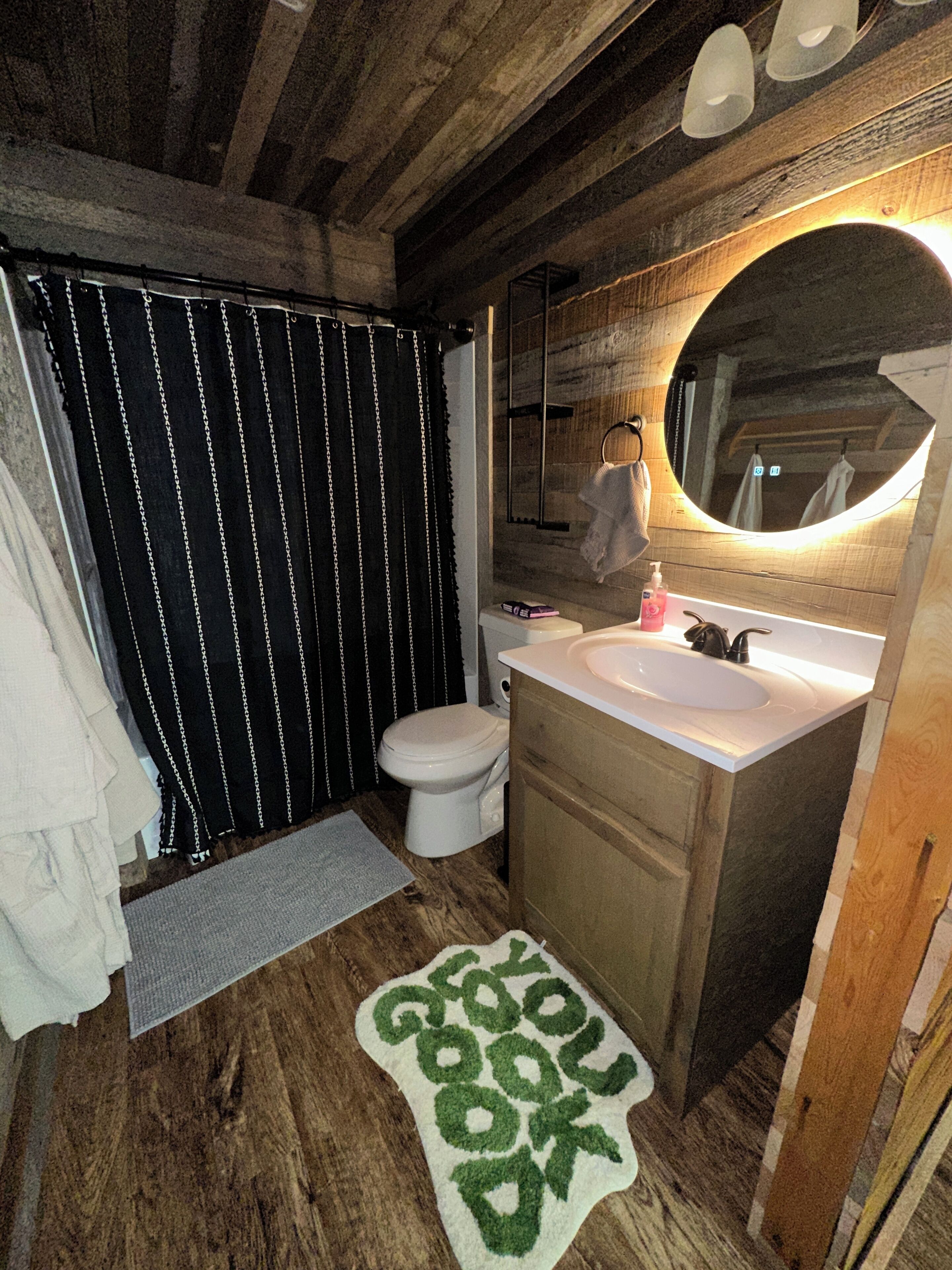 Secador de pelo, toallas, jabón y papel higiénico