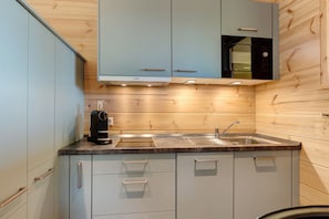 Køleskab, mikrobølgeovn, kogeplade, opvaskemaskine