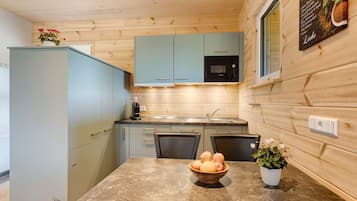 Refrigerador, microondas, placa de cocina, lavavajillas
