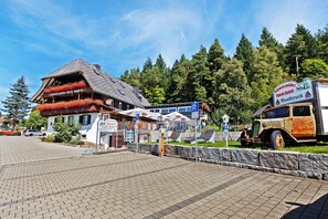 Exterior - Mettmapark – 2 Chalets for up to 8 Guests with 2 Private Whirlpools & Sauna, Breakfast Included (Grafenhausen)