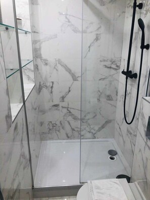 公寓 | 浴室 | 風筒、提供毛巾、洗頭水