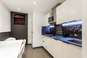Apartment | Private kitchen | Fridge, microwave, stovetop, coffee/tea maker - Magnificent Apartment - 2br/6p - Republique (Paris)