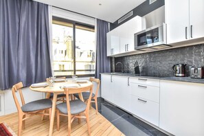 Apartment | Private kitchen | Fridge, microwave, stovetop, coffee/tea maker - Stunning Apartment - 1br/4p - Proche Opera Garnier (Paris)
