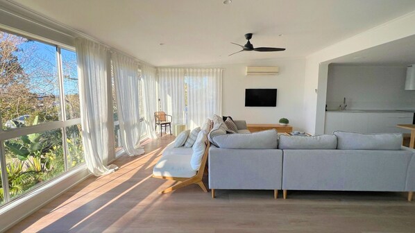 Smart TV y chimenea 