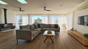 Smart TV, fireplace