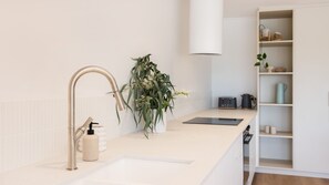 Een koelkast, een magnetron, een oven, een kookplaat