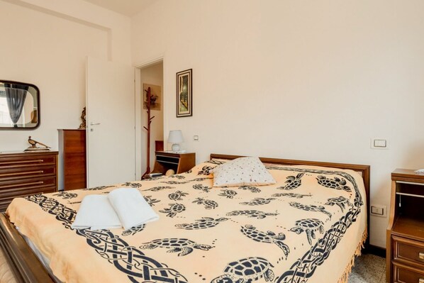 2 habitaciones y tabla de planchar con plancha 