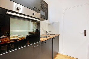 Apartamento | Cocina privada | Frigorífico, microondas, horno y placa de cocina