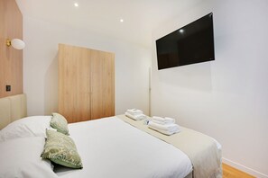 1 bedroom, iron/ironing board, bed sheets - Private Terrace Apartment -1bdr/ 6p-sacre-coeur (Paris)