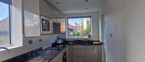 Refrigerador, microondas, horno, placa de cocina