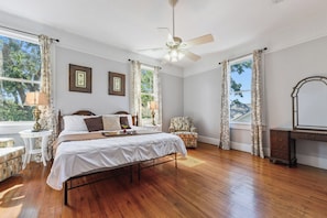 5 bedrooms, iron/ironing board, WiFi, bed sheets