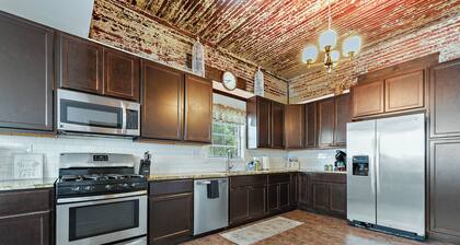 Historic Charm in Grand Gulfport Home; walk to beach, casino, port, aquarium