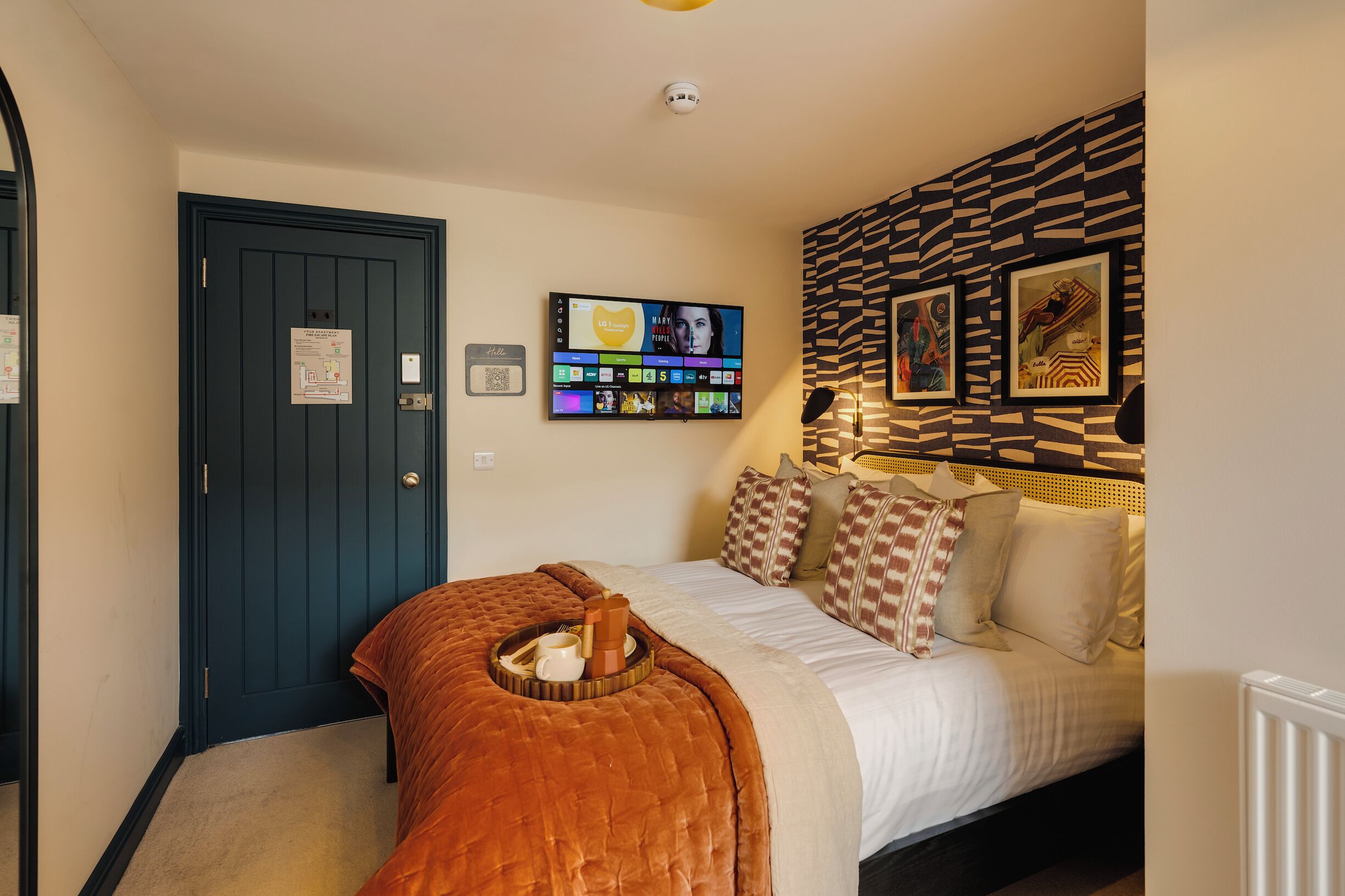 Tabla de planchar con plancha, wifi gratis y ropa de cama 