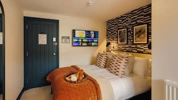 Iron/ironing board, free WiFi, bed sheets