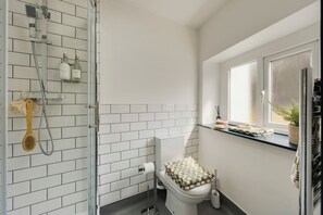 Douche, sèche-cheveux, serviettes fournies