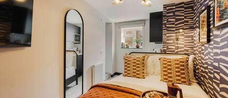 Planxa i posts de planxar, wifi gratuïta i roba de llit