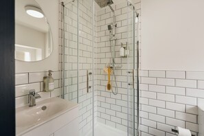 Douche, sèche-cheveux, serviettes fournies