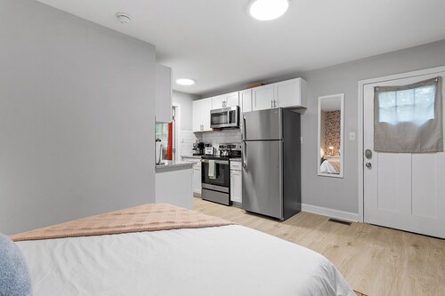 Stylish studio ~ Self Check-In & Fast WiFi Near Downtown Raleigh