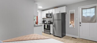 Stylish studio ~ Self Check-In & Fast WiFi Near Downtown Raleigh