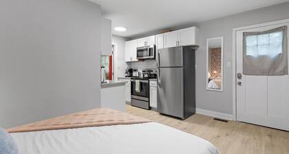 Stylish studio ~ Self Check-In & Fast WiFi Near Downtown Raleigh