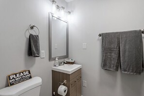 Asciugacapelli, asciugamani, sapone, carta igienica