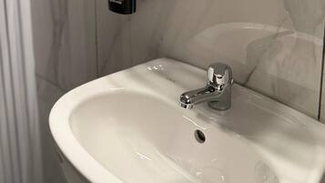 Dusche, Haartrockner, Bidet, HandtĂŒcher