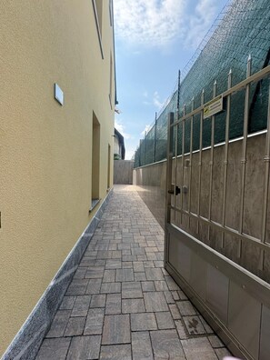 Property grounds - Accommodation located 26 km from Milan, 9.9 km from Como and 15 km from Switzerland. (Manera)