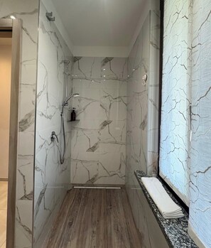 Een douche, een haardroger, een bidet, handdoeken