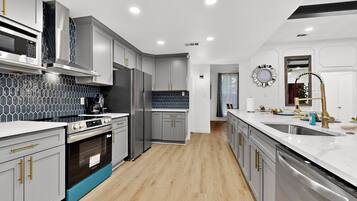 Mikrobølgeovn, ovn, kogeplade, opvaskemaskine