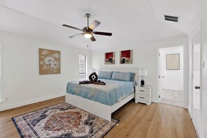 4 多间卧室、熨斗/熨衣板、WiFi、床单