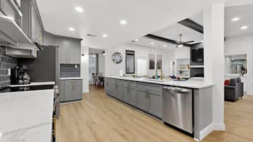 Mikroaaltouuni, uuni, liesi, astianpesukone