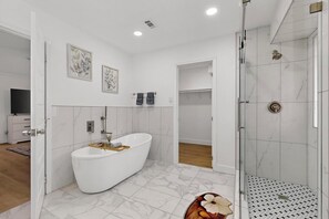 Hair dryer, towels, soap, toilet paper - Modern Design & Chef's Kitchen & Spacious & Stylish 4 bedroom 3.5 bathroom (Carrollton)