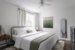2 bedrooms, iron/ironing board, Internet, bed sheets - Cute n' Cozy Retreat in Central Austin (Austin)