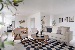 TV, fireplace - Cute n' Cozy Retreat in Central Austin (Austin)