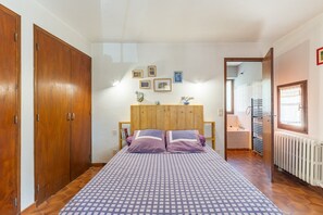 3 habitaciones, tabla de planchar con plancha y ropa de cama