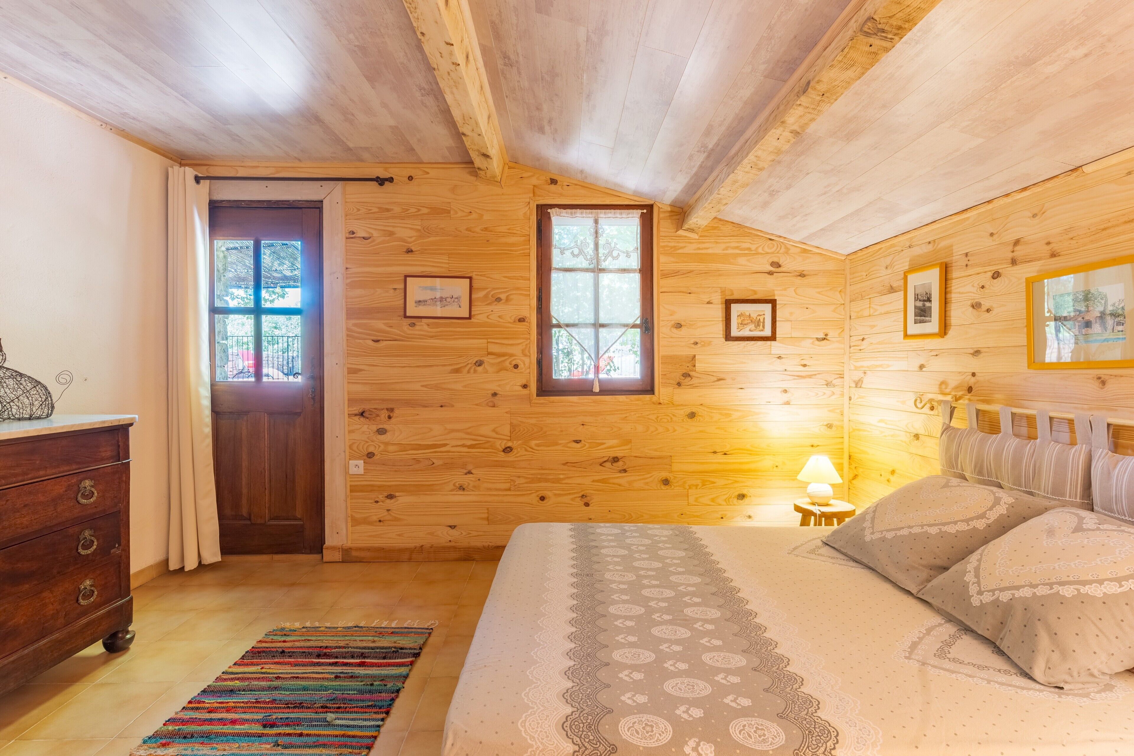 3 habitaciones, tabla de planchar con plancha y ropa de cama 