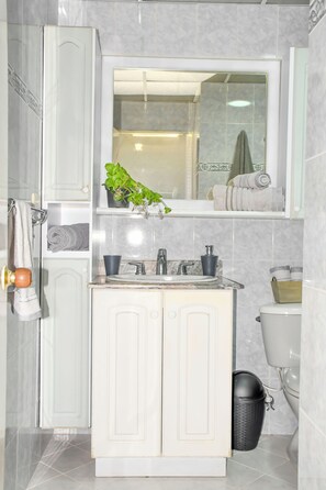 Suihku, hiustenkuivaaja, pyyhkeet, saippua