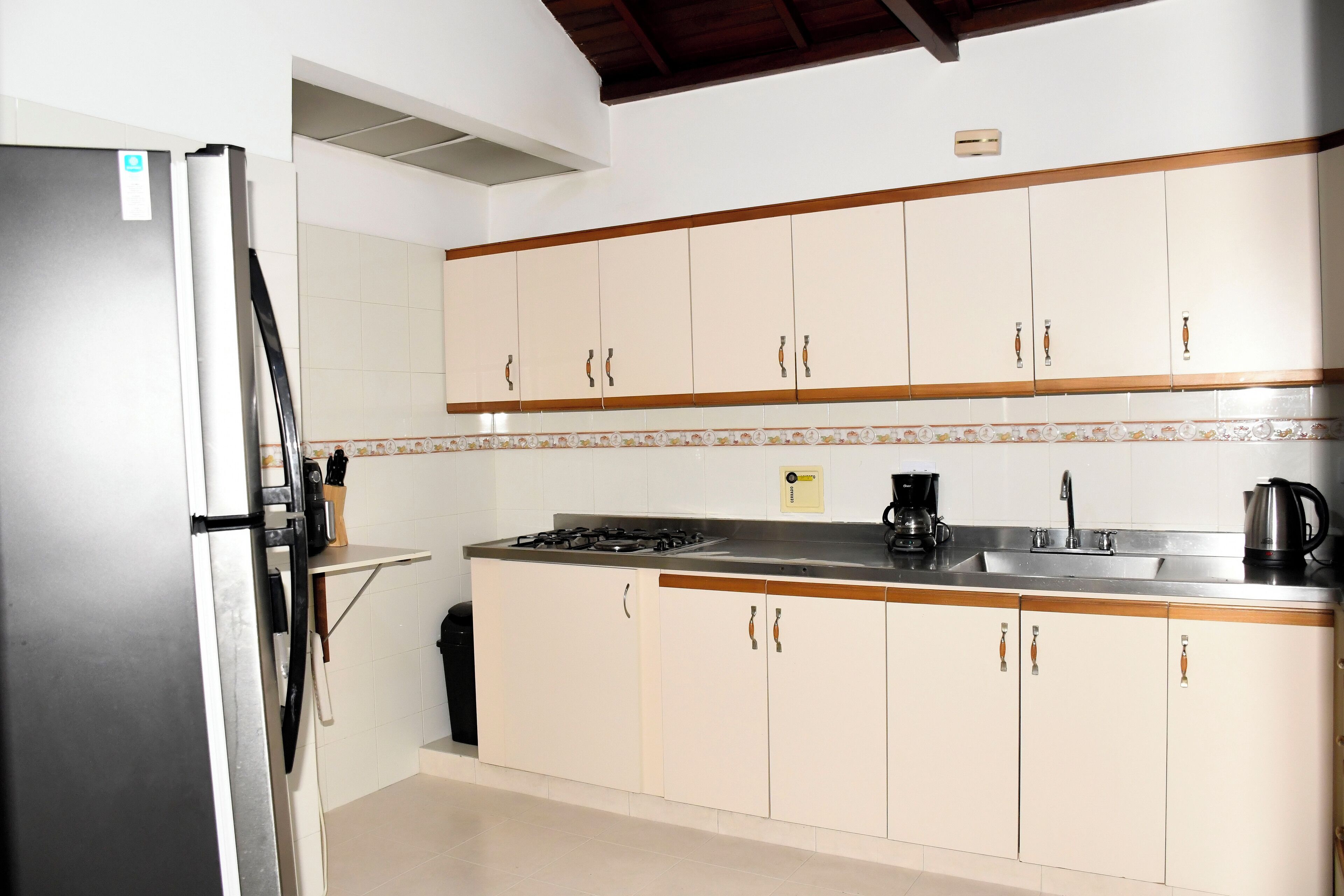 Microondas, cafetera y tetera y utensilios de cocina 