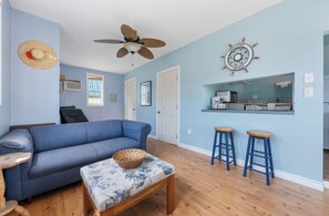 Living area - Cottage in Turkey Point - beachfront (FREE PONTOON/SEADOO RENTAL INCLUDED) (Vittoria)