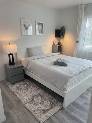 4 bedrooms, iron/ironing board, WiFi, bed sheets