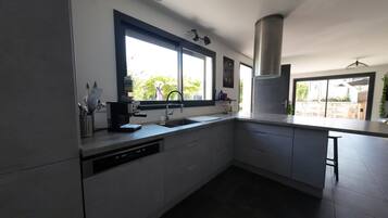Micro-ondes, four, plaque de cuisson, lave-vaisselle