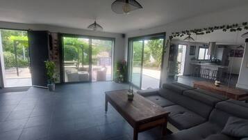 Tv, ett bordtennisbord och en stereo