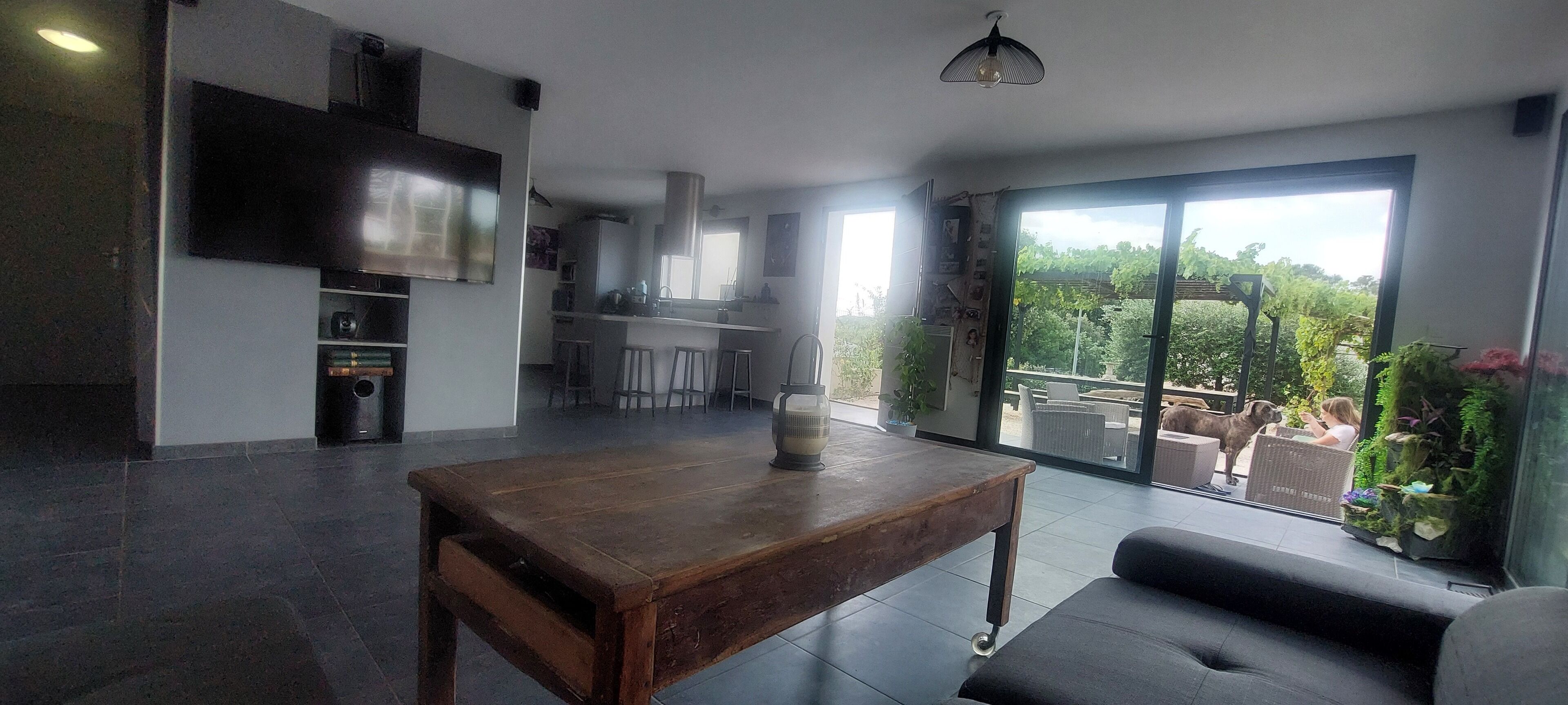 Télévision, table de tennis de table, chaîne hi-fi