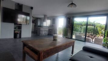 TV, ping pong, stereo