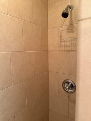 Douche, sĂšche-cheveux, serviettes fournies, savon