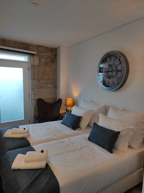 Camera con letto matrimoniale o 2 letti singoli, vista città | Wi-Fi gratuito